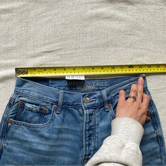 NWT AMERICAN Eagle Light Wash Girlfriend High Rise 100% Cotton Jeans  Size 0 Reg - Picture 9 of 13